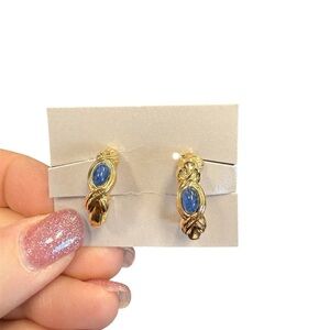 Vintage Avon “Blue iris” Goldtone and Blue Stone clip Earrings. NIB 1990